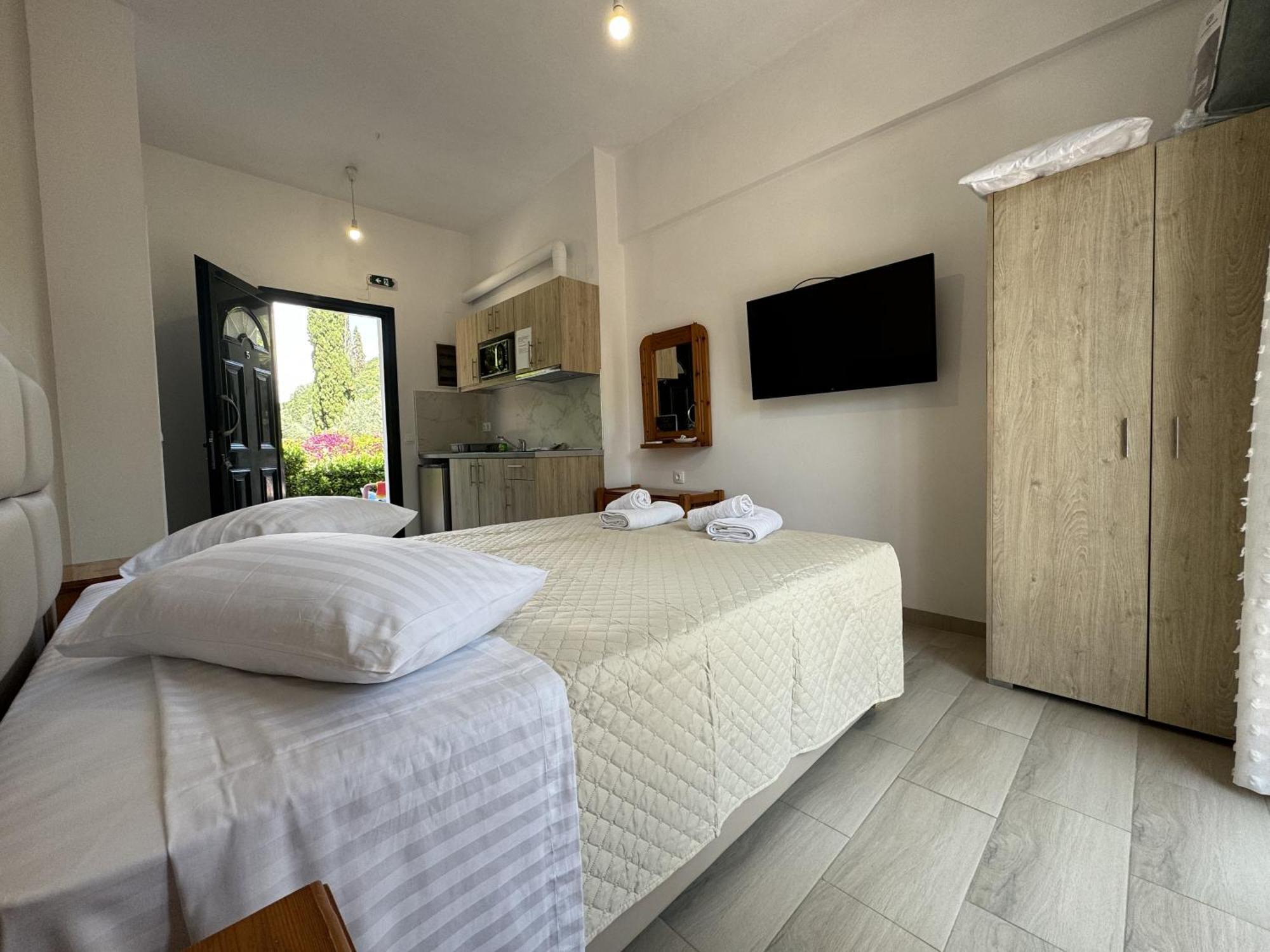 Athina Studios Палеокастрица Экстерьер фото